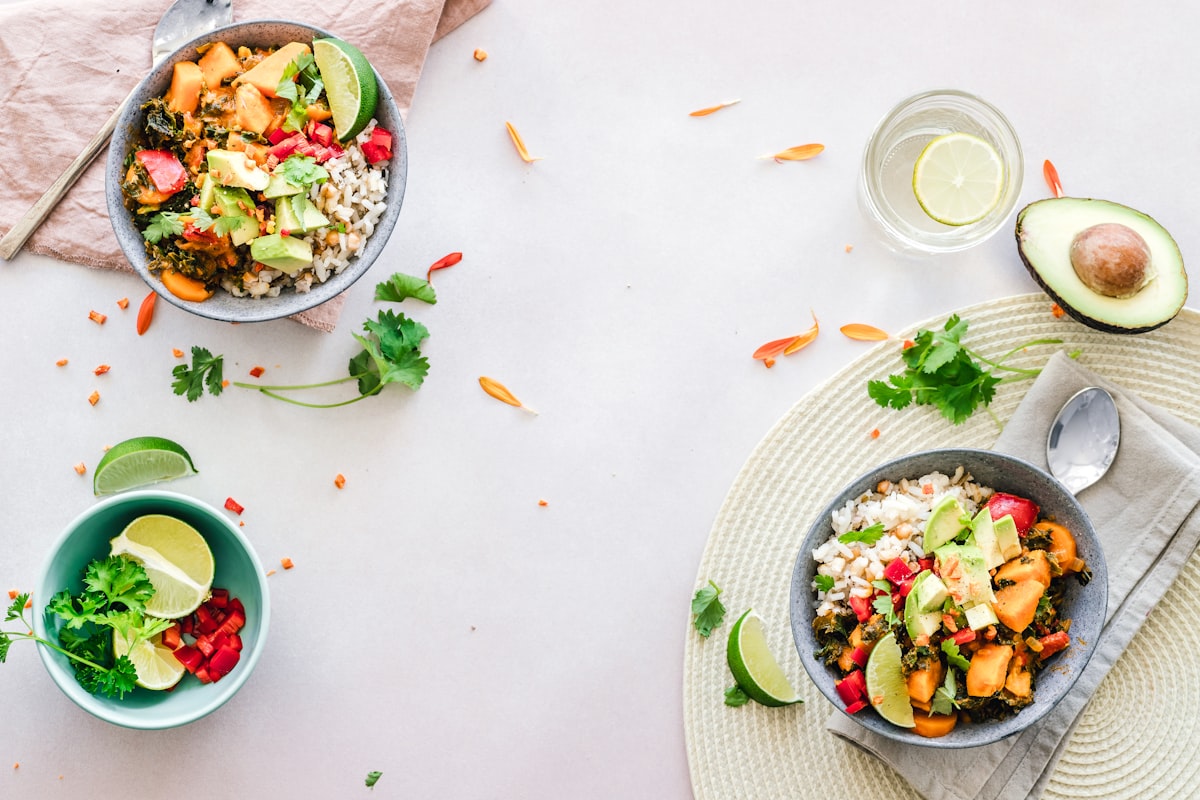 Assiette équilibrée avec légumes et protéines